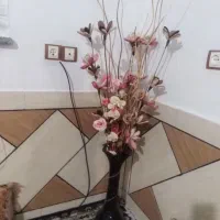 گلدان همراه با گل