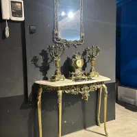 پنج تکه آینه، شمعدان، ساعت، میز