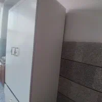 کمد سفید سه کشو درآوری  و دو در دارای قفل سالم