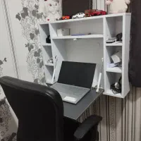 میز  تحریر و لپتاپ و صندلی