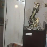 دراور  اینه دار کنار تخت و اتاق خواب