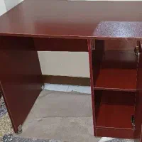 میز تحریر به همراه کتاب خونه