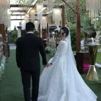 لباس عروس همراه با تور تاج و عینک.