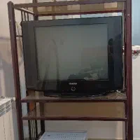 تلویزیون به همراه میز تلویزیون