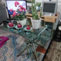 میز شیشه‌ای با تمام وسایل روش