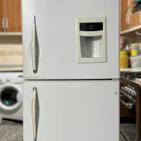 یخچال فریزر کاملا تمیز و سالم هستش