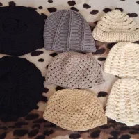 تعدادی کلاه خارجی و دستبافت و رافیا
