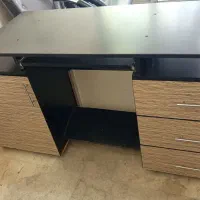 میز اداری و‌کامپیوتر