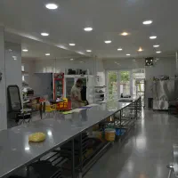 استخدام نیروی جوان در کارگاه شیرینی‌پزی