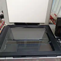 یک دستگاه کپی و مانیتور