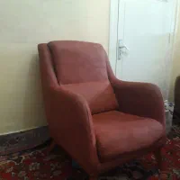 یک عدد مبل راحتی تک نفر با میز عسلی در حد نو