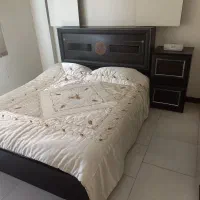 سرویس خواب دو نفره همراه با میز آرایش و کنار تختی