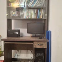 میز کامپیوتر و کتابخانه