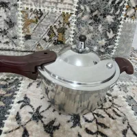 زود پز ۶ لیتری استیل در حد نو