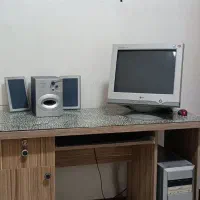 کامپیوتر و میز کامپیوتر