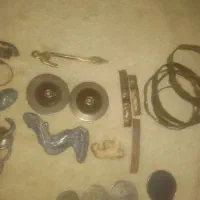 تعدادی وسایل آنیک ومهره جات قدیمی|کلکسیون اشیاء عتیقه|میناب, |دیوار