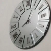 ساعت آیینه ای تمیز