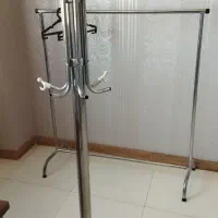 جا لباسی ایستاده و رگال