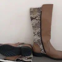 کاپشن و پوتین و کلاه