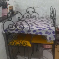 میز ناهار خوری چهار نفره  کاملا سالم در حد نو