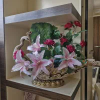 مجسمه طاووس همراه گل غیر طبیعی