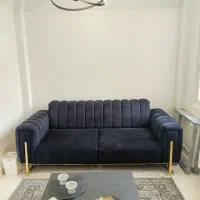 کاناپه سه نفره جلوی تلویزیون