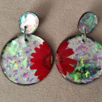 گوشواره یلدایی هفت رنگ با گل بابونه رزینی