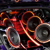 یک کاراموز یا نیمه ماهر جهت نصاب سیستم صوتی خودرو