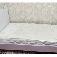 تخت کودک یا نوجوان همراه با تشک طبی در حد نو
