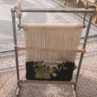 دار قالی نیمه بافت تابلو فرش طرح گل بهمراه نخ ها