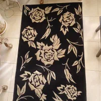 فرش زمینه مشکی گلهای کرم