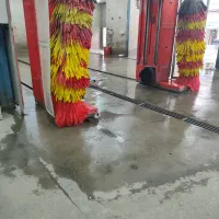 دونفر کارگر کارواش