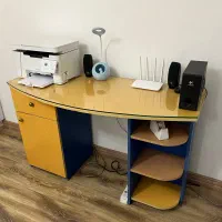 میز تحریر و کتابخانه