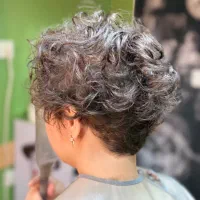 کوتاهی تخصصی موهای فر + استایل حرفه‌ای