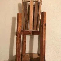 استند و گلدان چوبی و محکم وکاملا سالم دوتافقط ۱۸۰