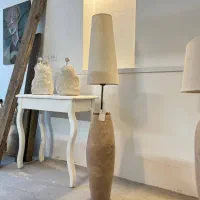 آباژور ایستاده