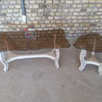 ﻣﻴﺰ ﺑﻪ ﻫﻤﺮاﻩ ﻳﻚ ﺟﻠﻮ ﻣﺒﻠﻲ