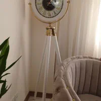 ساعت پایه دار و آباژور کنار سالنی