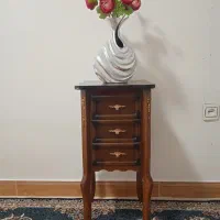 میز تلفن و گل
