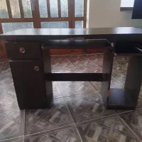 میز کامپیوتر.