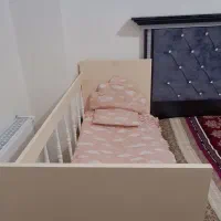 تخت کنار مادر