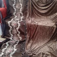 کنار پرده ای دوسری کرم قهوه ای و ابی درباری مگلدار|پرده، رانر، رومیزی|نور, |دیوار
