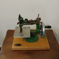 چرخ خیاطی قدیمی انگلیسی با قدمت بالای 80 سال|کلکسیون اشیاء عتیقه|تهران, جنت‌آباد مرکزی|دیوار