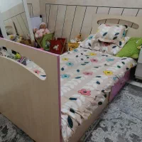 دو عدد تخت نوجوان تمیز با کفی یک تکه