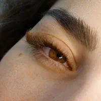 تخفیفات  جهت خدمات اکستنشن مژه و لیفت ابرو فقط ۳۰۰