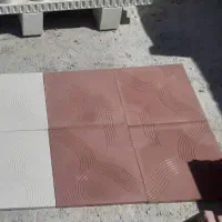 کارگر جهت کار در موزاییک زنی