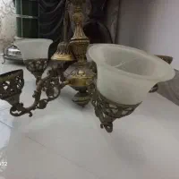 لوستر پنج شاخه فقط یکی از حباباش شکسته
