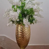 گلدان و گل