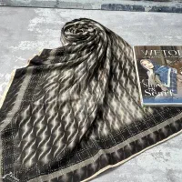 روسری نخی تک‌رنگ سانیا، راحت و شیک برای روزمره