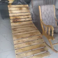 تخت استراحت کنار استخر